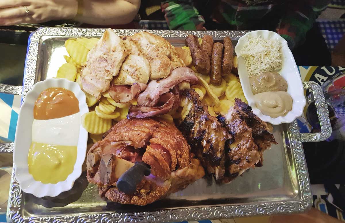 Oktoberfest und Ganslessen in der Luftburg bloggertisch oktoberfest grillplatte