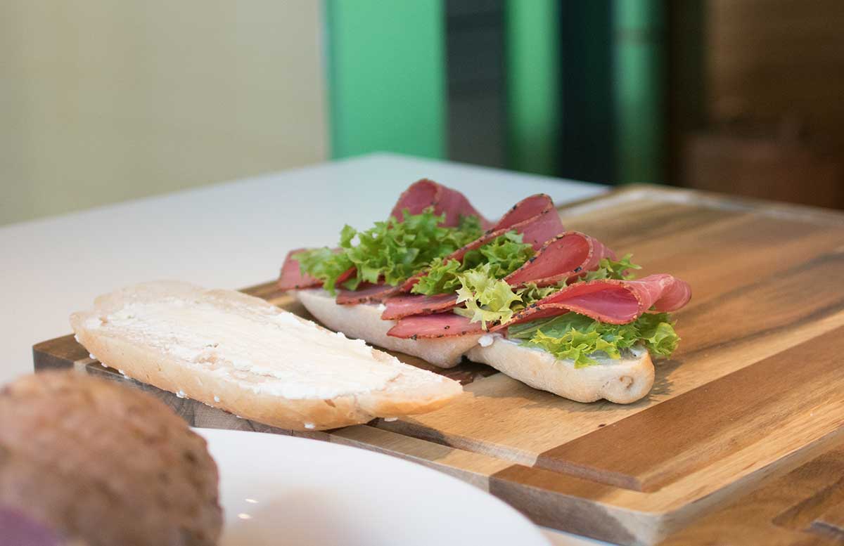 Das perfekte Pastrami Weckerl by Oliver Hoffinger pastrami sandwich