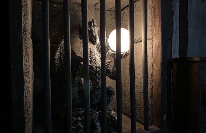 Open the door – Drachenhöhle 2.0 Open-the-door-Drachenhöhle-lampe-der-drache