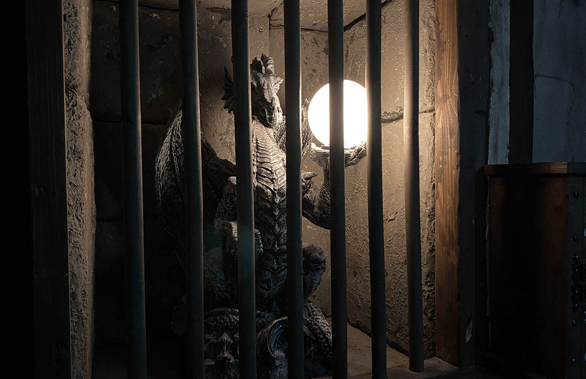 Open-the-door-Drachenhöhle-lampe-der-drache