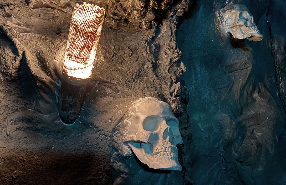 Open-the-door-Drachenhöhle-lampe-schädel