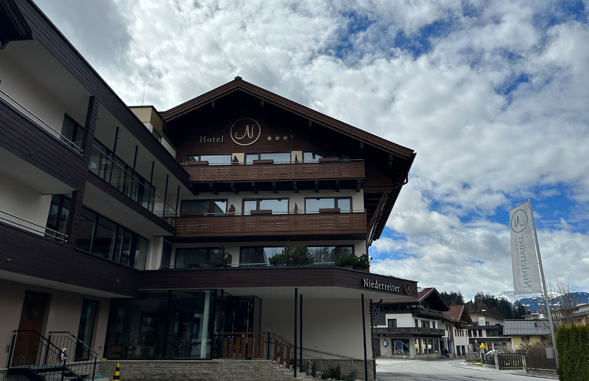 Ostern-in-Maria-Alm-im-Hotel-Niederreiter-hotel-von-vorne