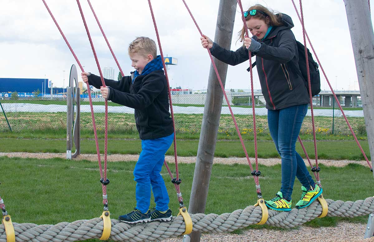 Outdoorfun mit TK Maxx im Motorikpark Wien stehseilschaukel