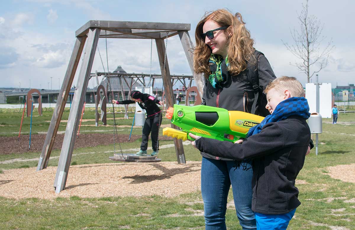 Outdoorfun mit TK Maxx im Motorikpark Wien spritzpistole in aktion