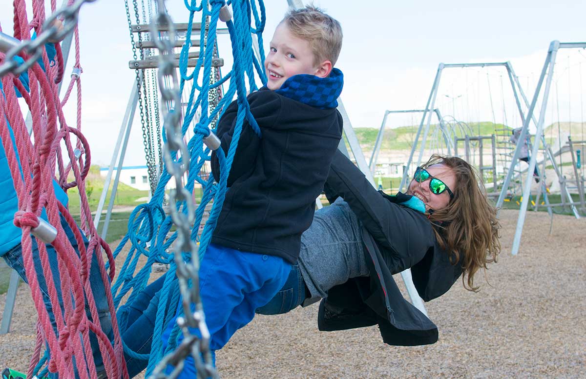 Outdoorfun mit TK Maxx im Motorikpark Wien klettergerüst hängend