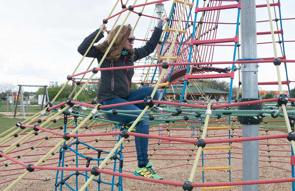 Outdoorfun mit TK Maxx im Motorikpark Wien vicky im klettergerüst