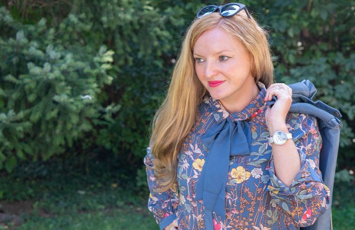 Retro-Trend: Outfits mit dem It-Piece Schluppenbluse Outfit-Idee-Retro-Trend-Schluppenbluse--lederjacke-über-schulter