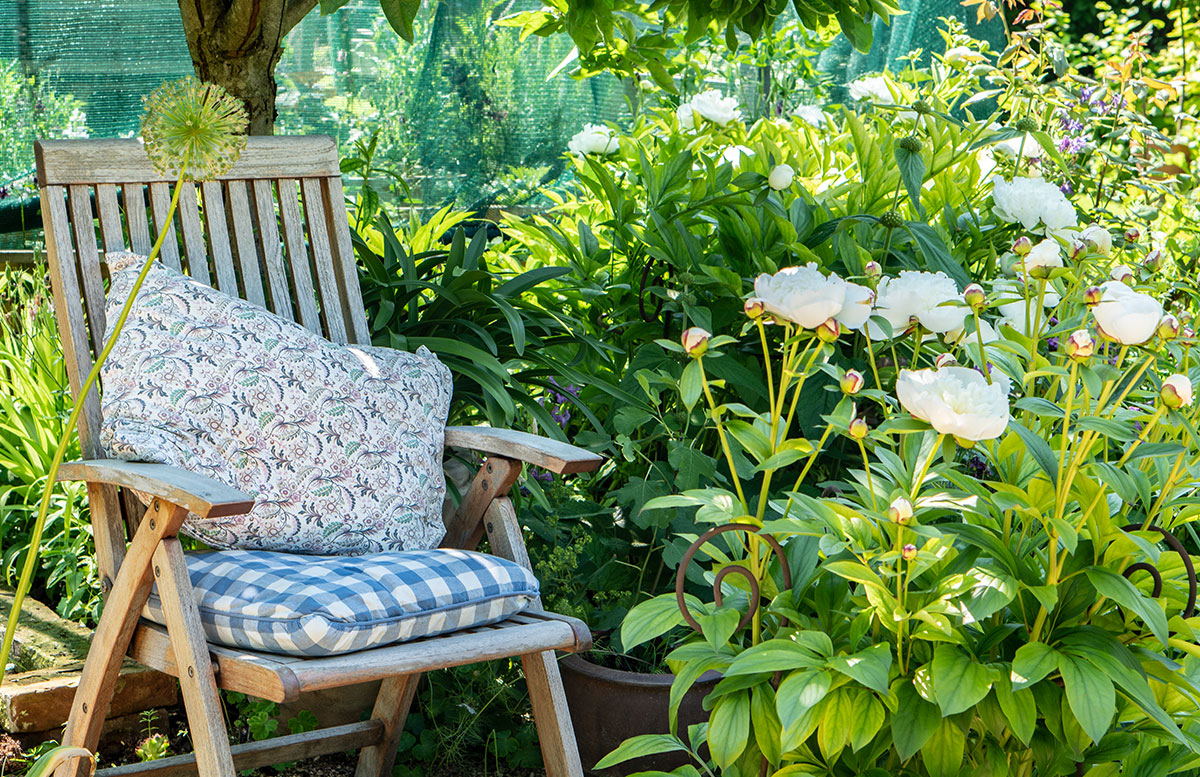Parks-und-Gärten-in-Niederösterreich-und-Südmähren-stuhl-im-garten-bauerngarten parbus