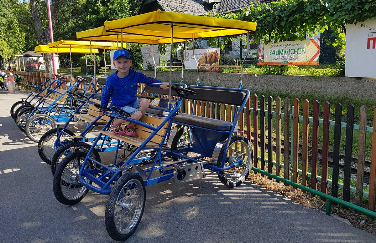 Picknick im Wiener Prater bei der Praterfee rikscha fahren
