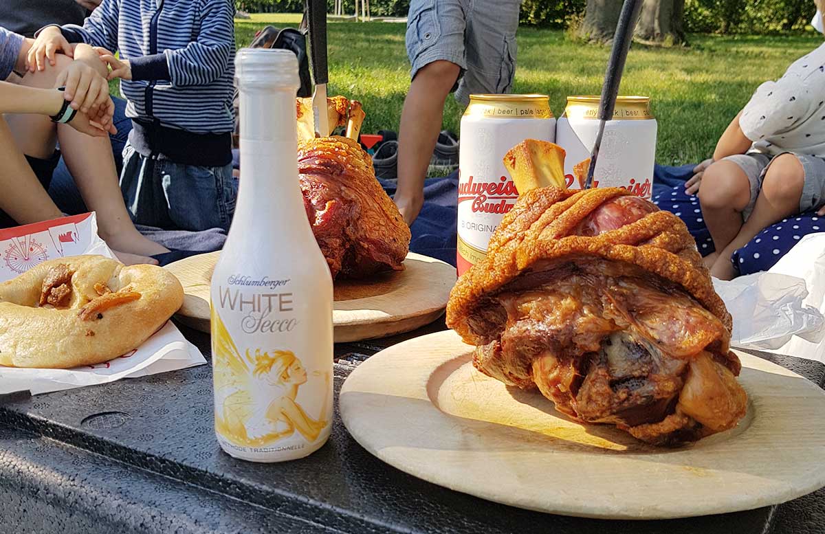 Picknick im Wiener Prater bei der Praterfee leckereien im prater stelze und sekt