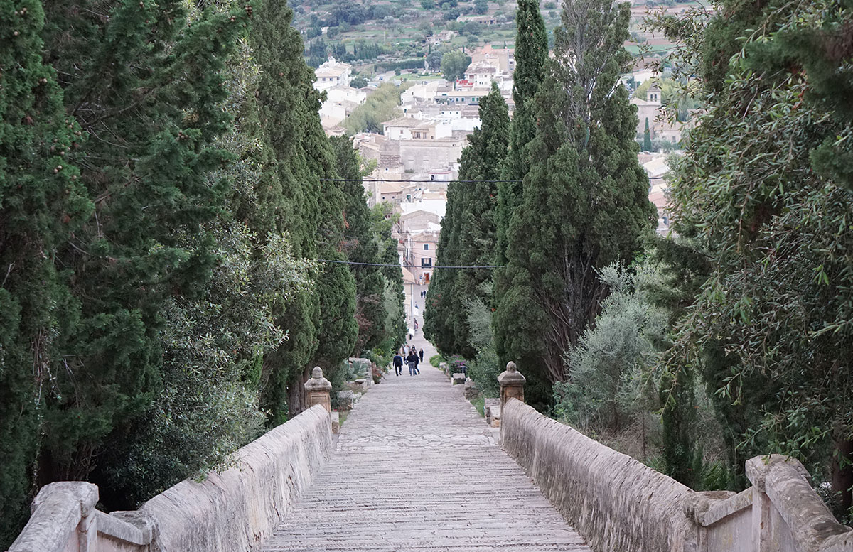 Pollensa-Urlaub-im-Norden-von-Mallorca-TREPPE-NACH-UNTEN