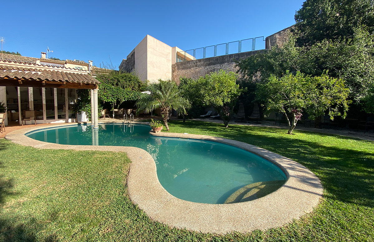 Pollensa-Urlaub-im-Norden-von-Mallorca-son-sant-jordi-pool-garten