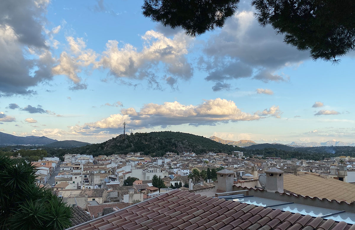Pollensa-Urlaub-im-Norden-von-Mallorca-über-den-dächern