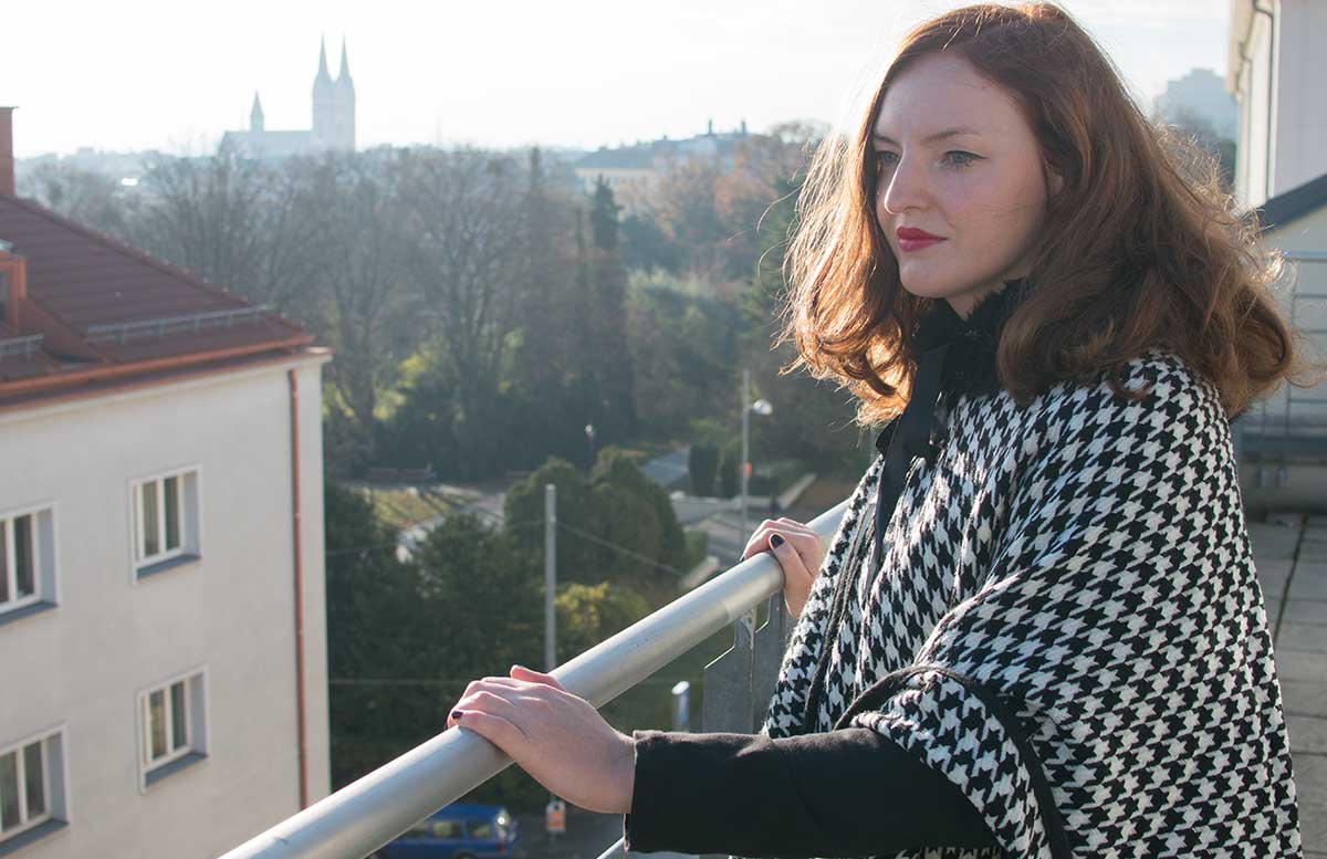 poncho-outfit-mit-hahnentrittmuster-blick-vom-balkon