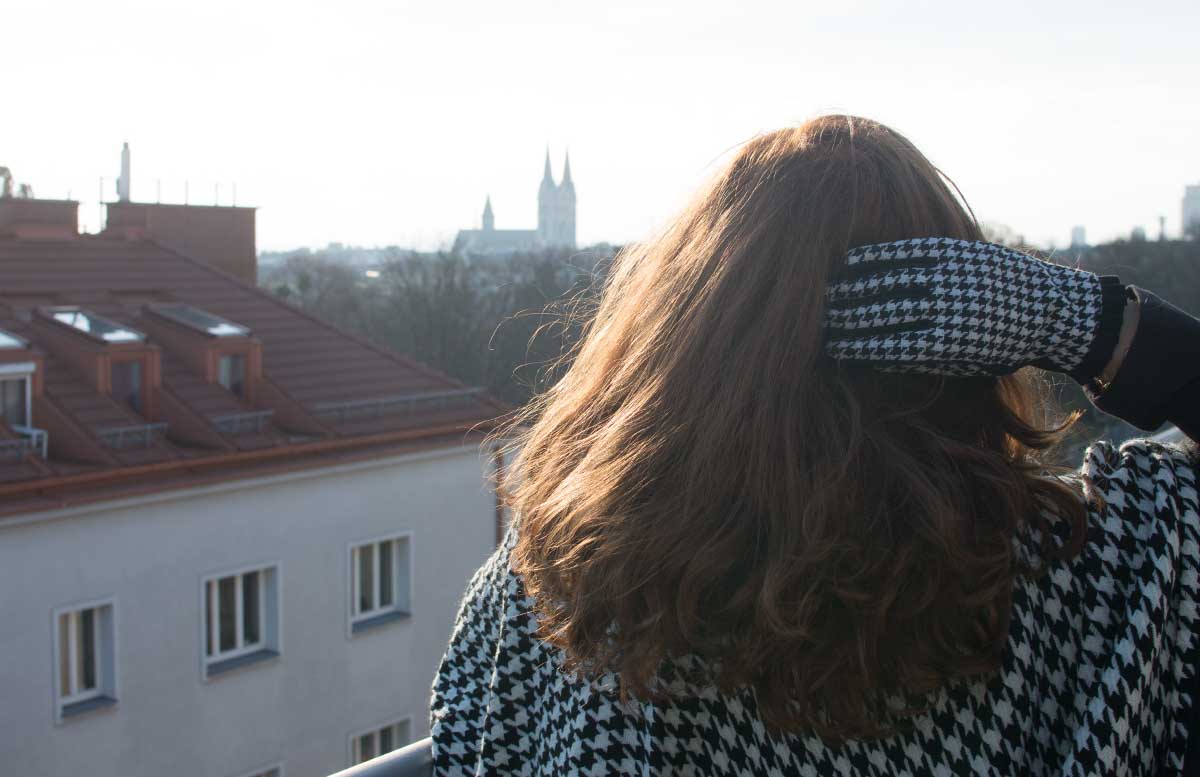 poncho-outfit-mit-hahnentrittmuster-handschuhe