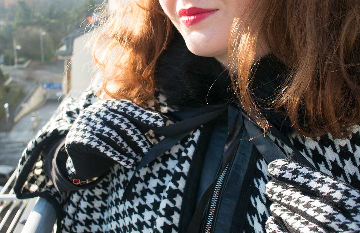 Poncho-Outfit-mit-Hahnentrittmuster-masche-binden
