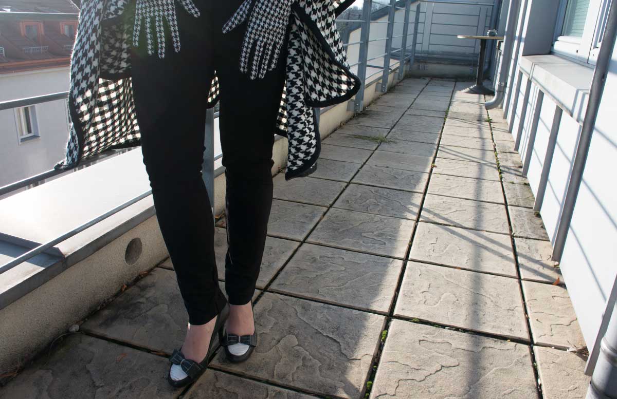 poncho-outfit-mit-hahnentrittmuster-schuhe-und-hose
