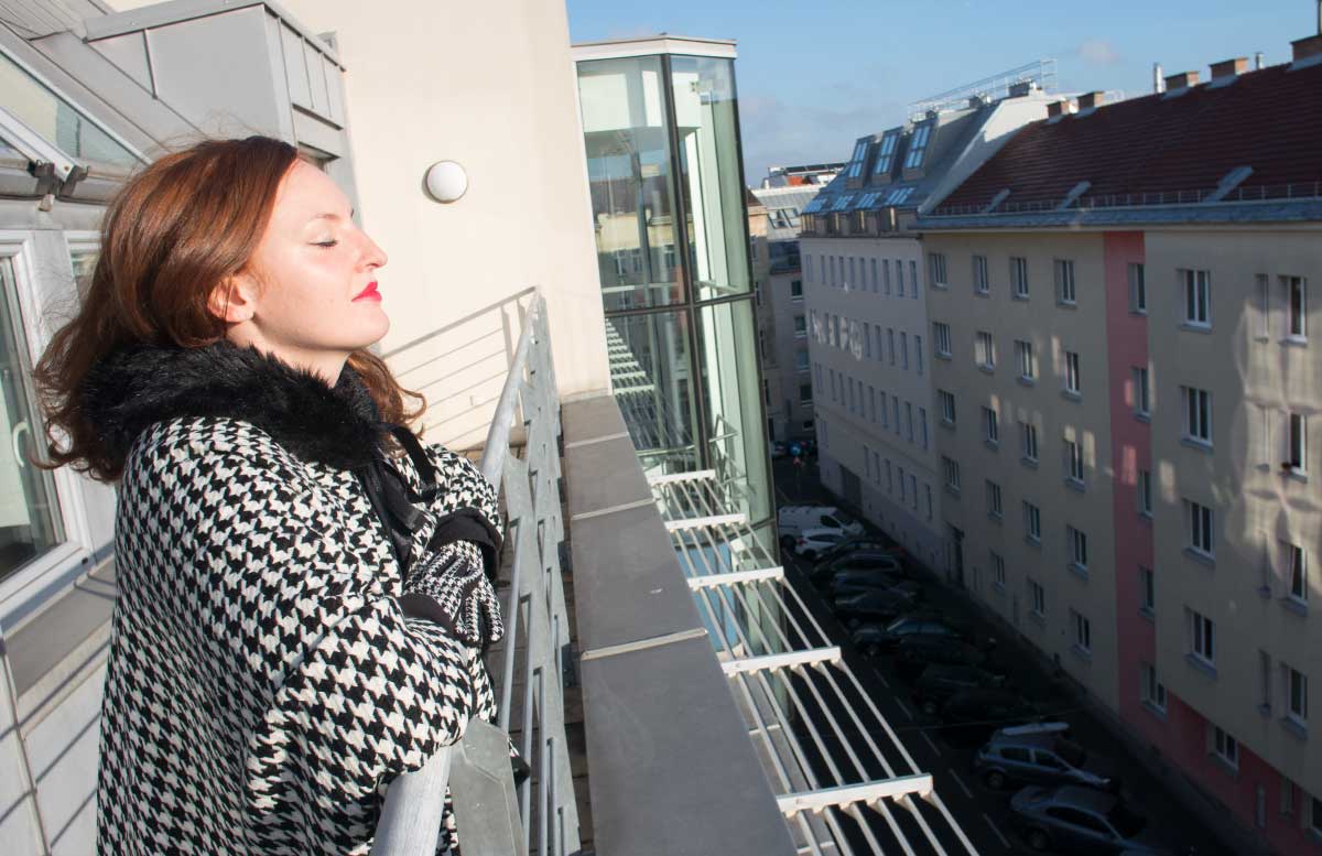 Poncho-Outfit-mit-Hahnentrittmuster-sonne-genießen