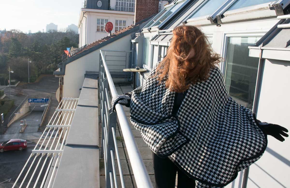 poncho-outfit-mit-hahnentrittmuster-wehend-im-wind