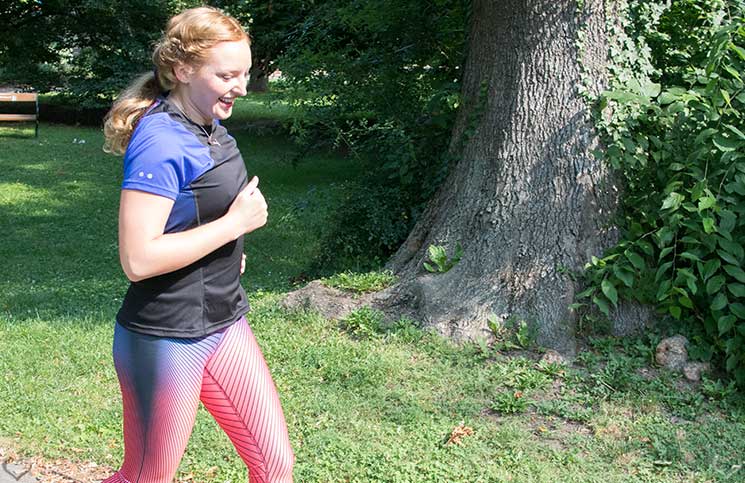 Power-Workout-mit-Puma-laufen-im-Park