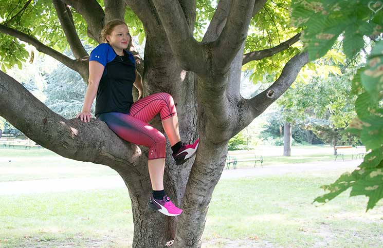 Power-Workout-mit-Puma-sitzend-am-baum