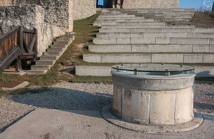 Reise-nach-Celje-alter-brunnen-burg-celje