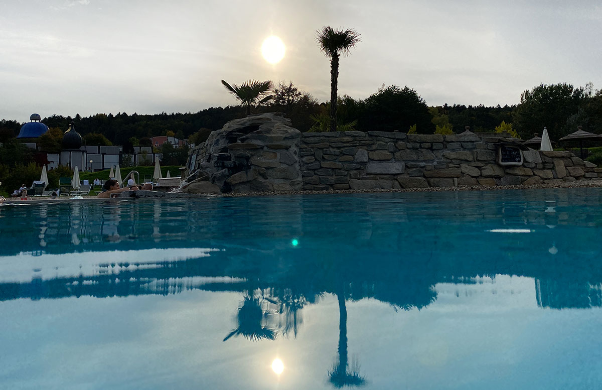 Romantische-Auszeit-in-der-Rogner-Bad-Blumau-Therme-LICHT-und-wasser