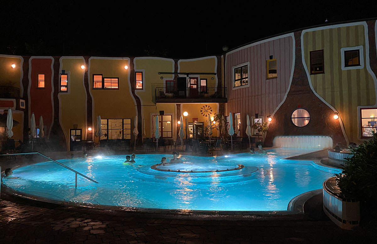 Romantische-Auszeit-in-der-Rogner-Bad-Blumau-Therme-abend-pool