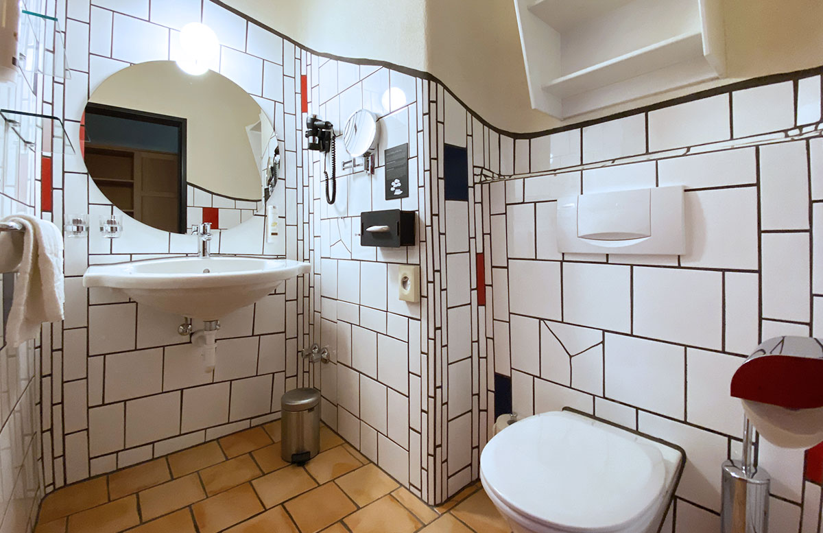 Romantische-Auszeit-in-der-Rogner-Bad-Blumau-Therme-badezimmer