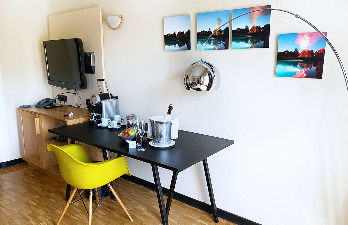 Romantische-Auszeit-in-der-Rogner-Bad-Blumau-Therme-ecke-wohnzimmer