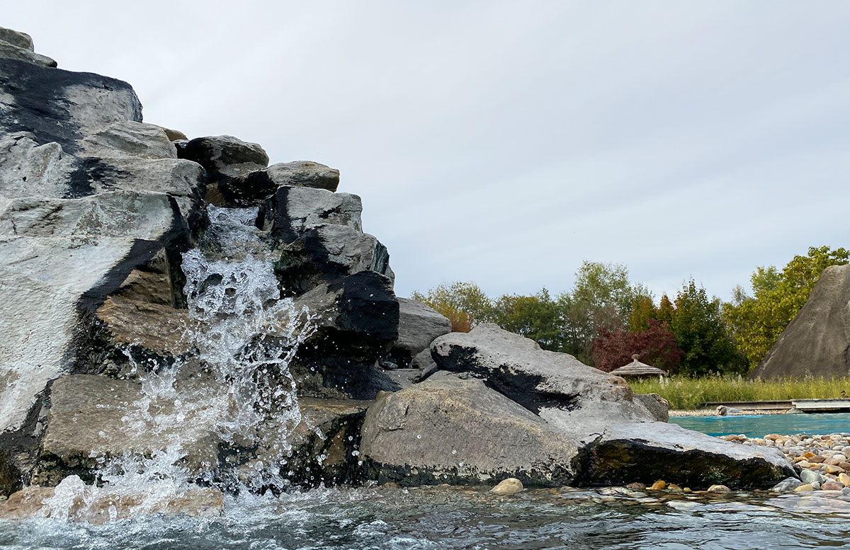 Romantische-Auszeit-in-der-Rogner-Bad-Blumau-Therme-felsen