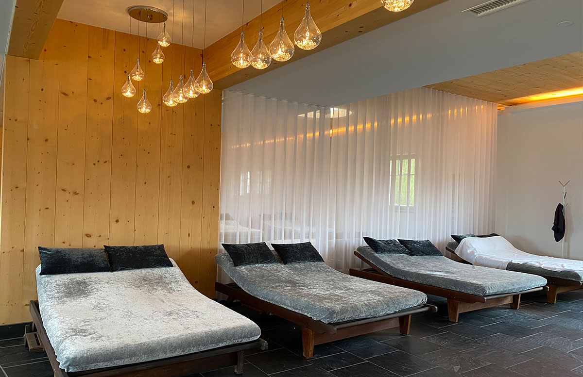Romantische-Auszeit-in-der-Rogner-Bad-Blumau-Therme-liegebetten