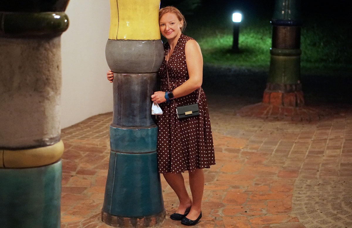 Romantische-Auszeit-in-der-Rogner-Bad-Blumau-Therme-säule-umarmen