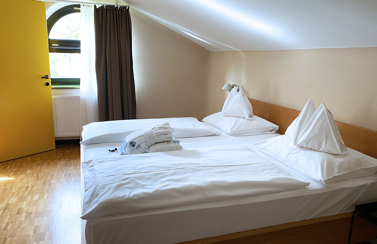 Romantische-Auszeit-in-der-Rogner-Bad-Blumau-Therme-schlafzimmer