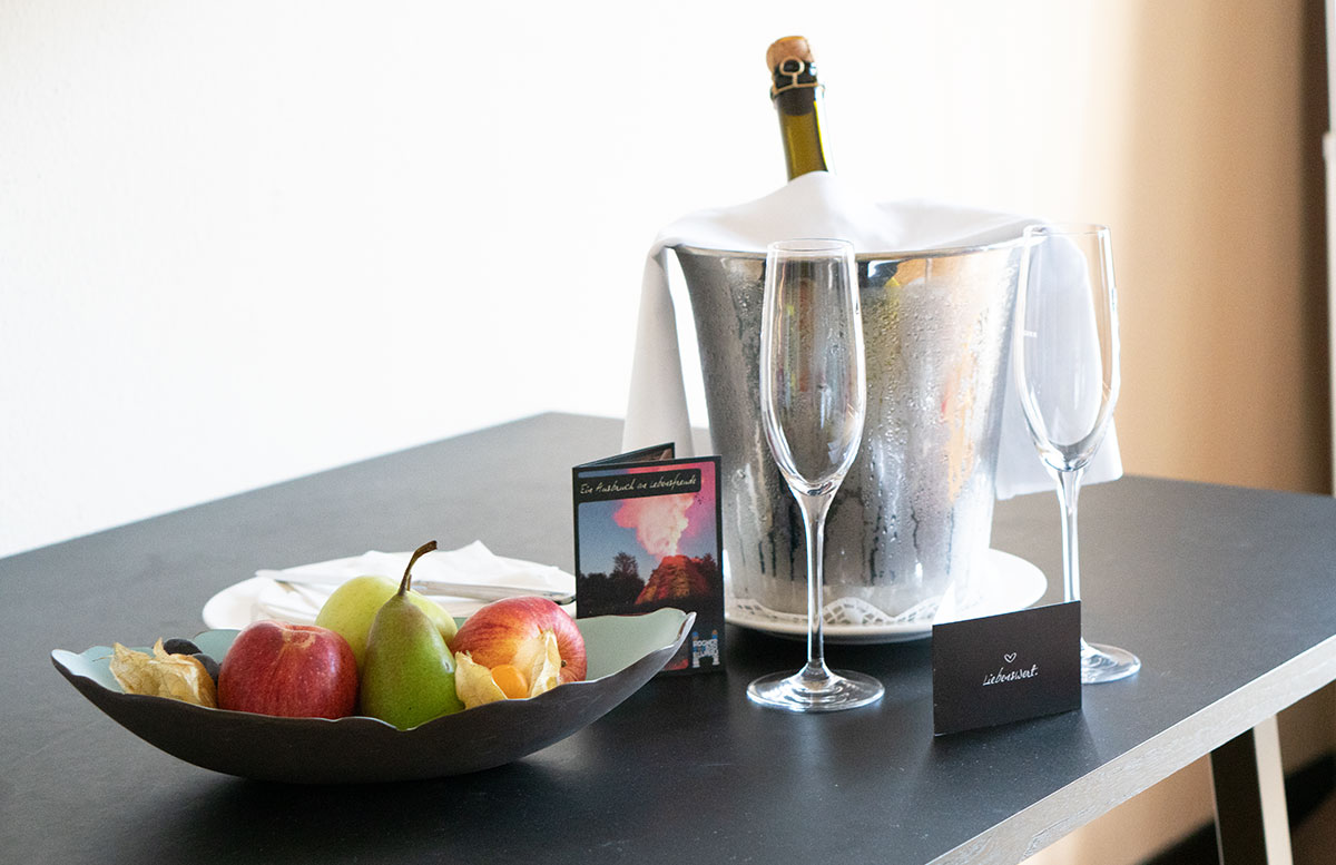 Romantische-Auszeit-in-der-Rogner-Bad-Blumau-Therme-sekt-und-obst