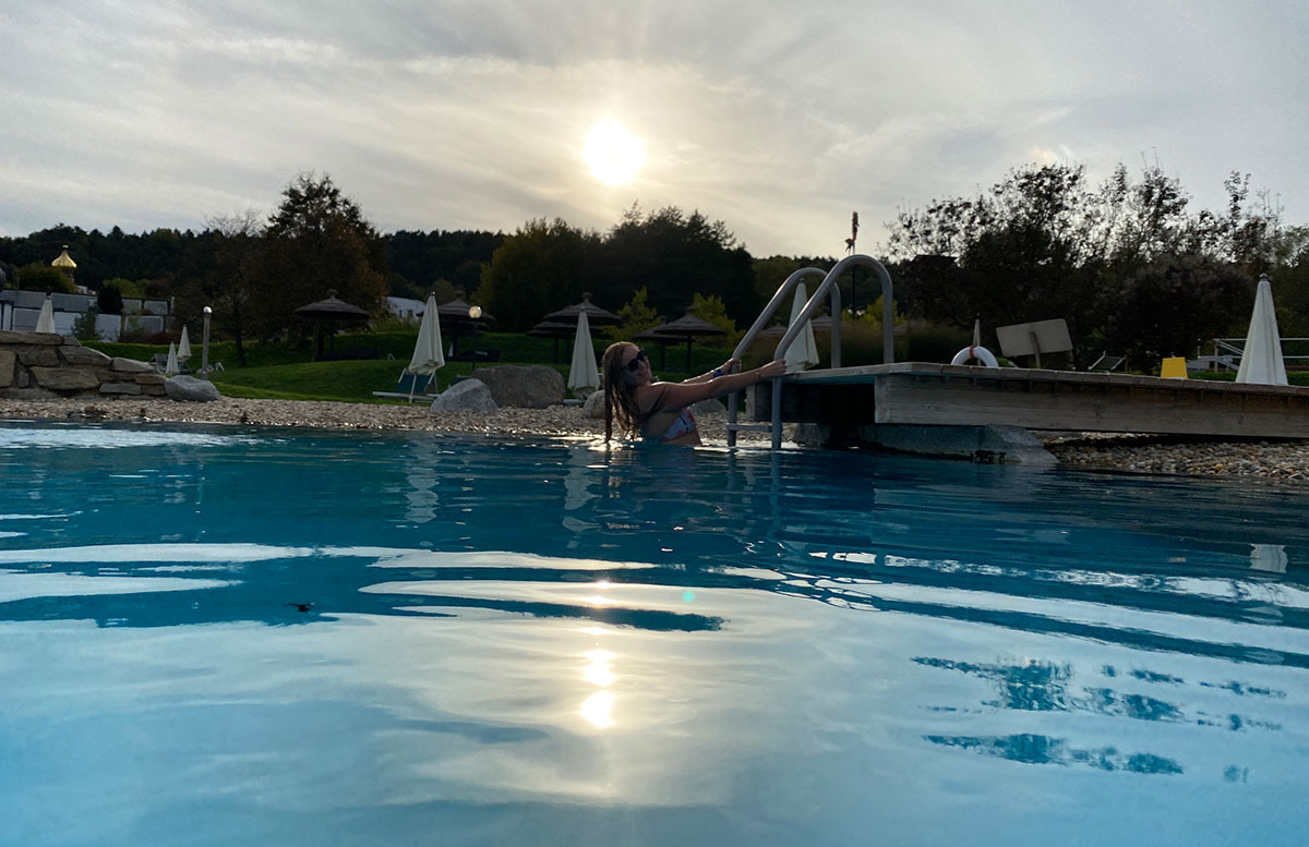 Romantische-Auszeit-in-der-Rogner-Bad-Blumau-Therme-sonne-licht-vicky
