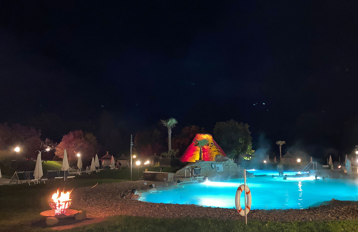 Romantische-Auszeit-in-der-Rogner-Bad-Blumau-Therme-vulkan-abend