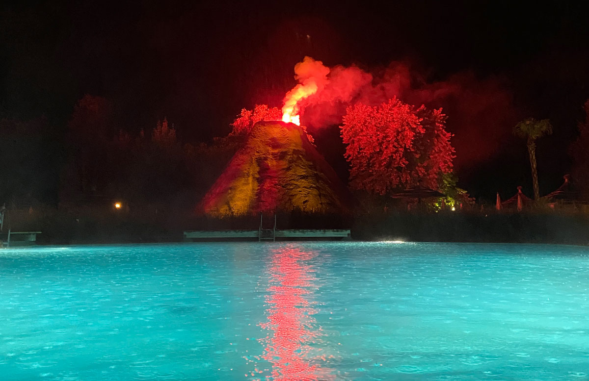 Romantische-Auszeit-in-der-Rogner-Bad-Blumau-Therme-vulkanausbruch