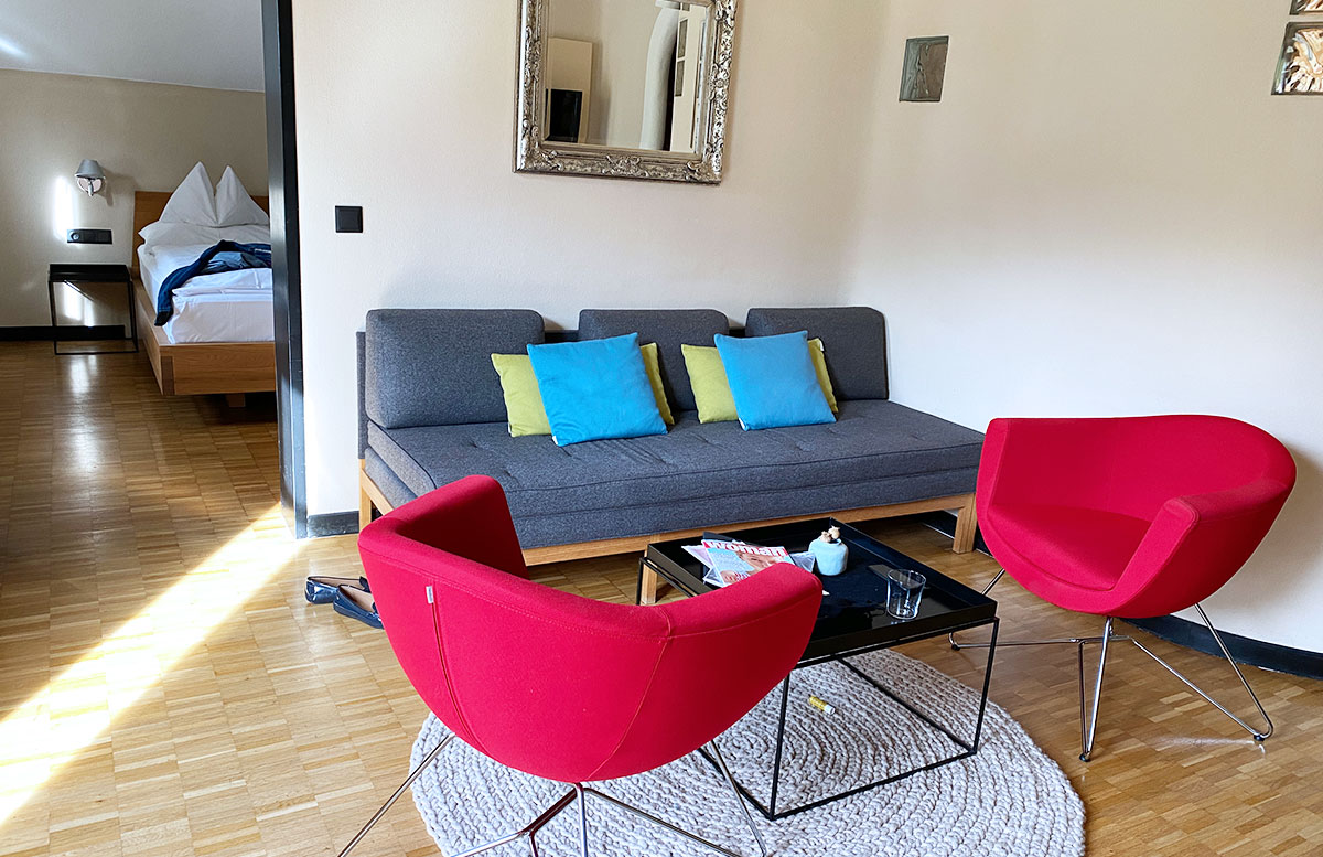 Romantische-Auszeit-in-der-Rogner-Bad-Blumau-Therme-wohnzimmer