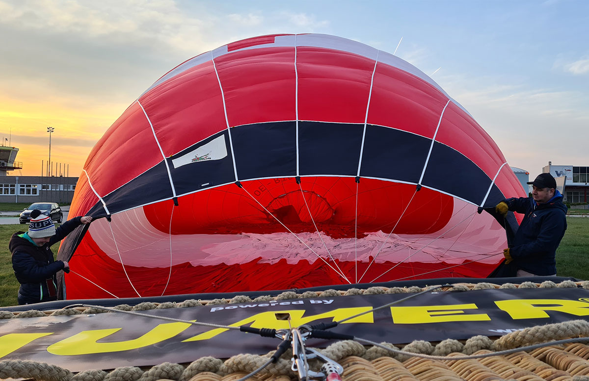 Romantische-Ballonfahrt-de-luxe-über-Wien-Sonnenaufgang-aufbau-ballon