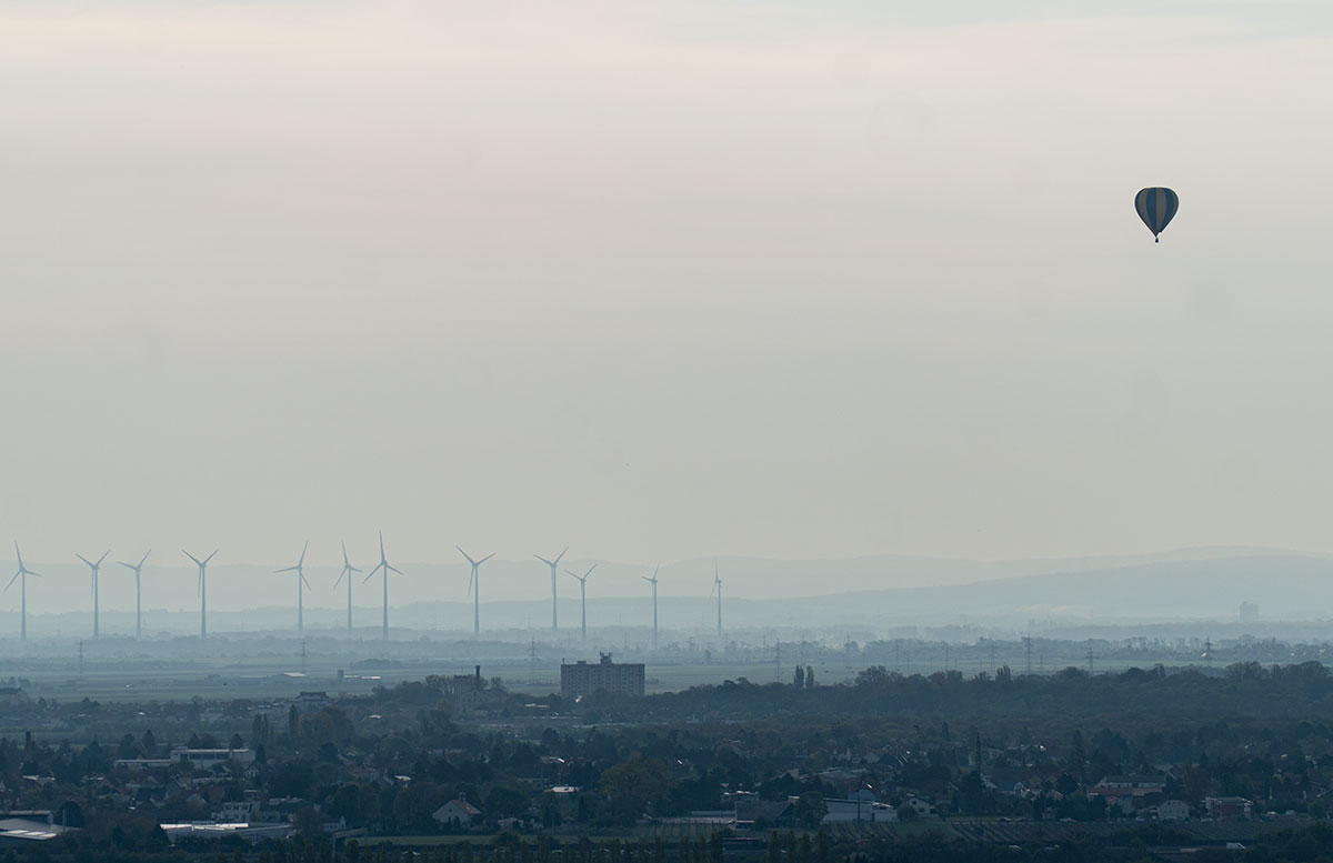 Romantische-Ballonfahrt-de-luxe-über-Wien-Sonnenaufgang-ballon-windmühlen