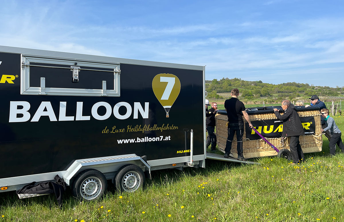 Romantische-Ballonfahrt-de-luxe-über-Wien-Sonnenaufgang-korb-ins-auto