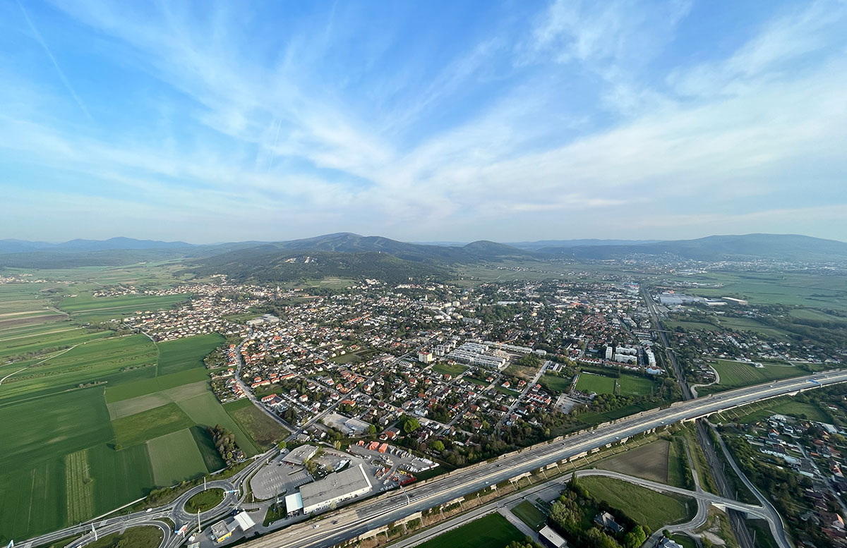 Romantische-Ballonfahrt-de-luxe-über-Wien--berg-und-tal
