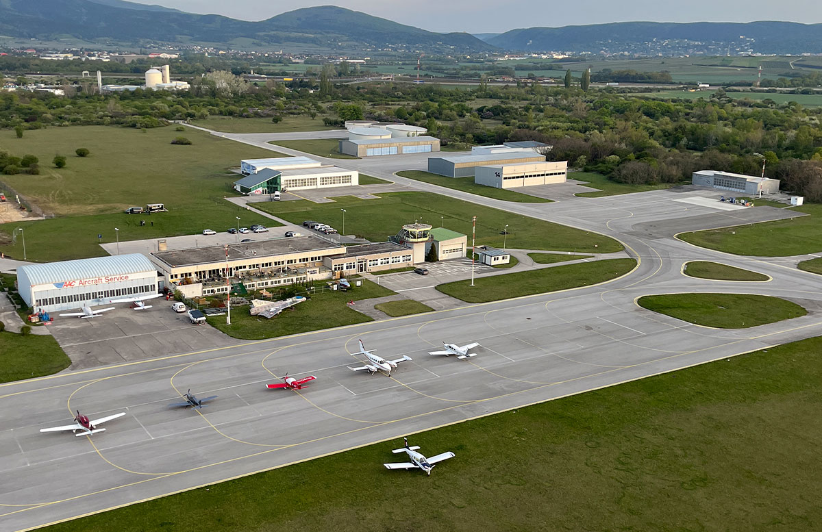Romantische-Ballonfahrt-de-luxe-über-Wien-flugzeuge