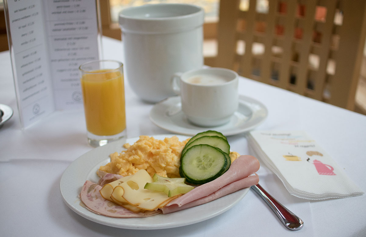 SEMI-Baby--und-Kinderhotel-in-Lutzmannburg-frühstück-mit-ei-und-schinken
