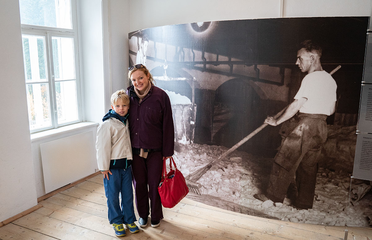 Salzwelten Hallstatt - Das älteste Salzbergwerk der Welt bergwerk foto mama sohn