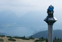 Schafbergbahn und Speedboot fahren am Wolfgangsee