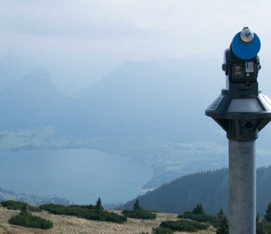 Schafbergbahn und Speedboot fahren am Wolfgangsee