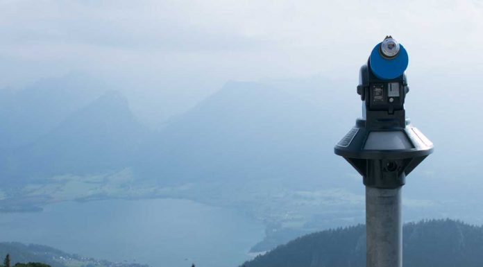 Schafbergbahn und Speedboot fahren am Wolfgangsee