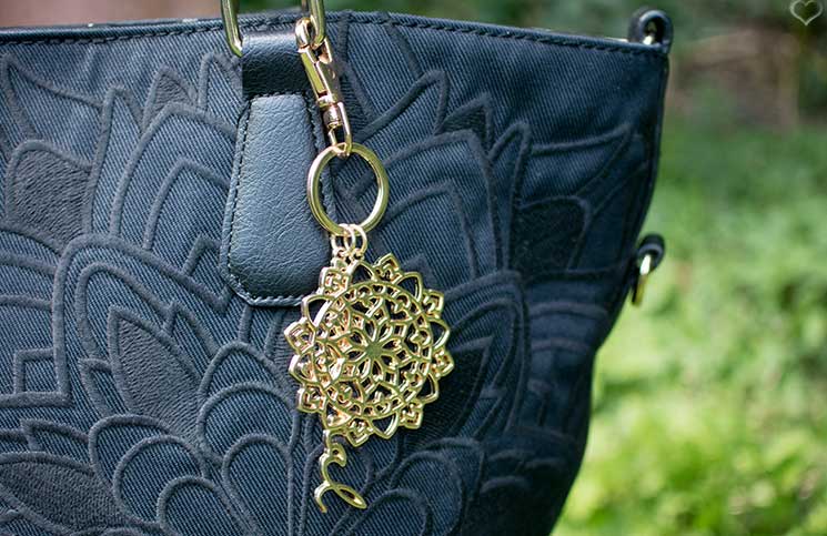 Schickes-Black-and-White-Outfit-desigual-tasche-detail